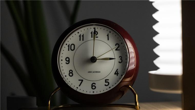 Sommerzeit beginnt: Uhren werden in der Nacht vorgestellt Zwei analoge Uhren stehen auf einem Tisch. Am 31. März wird die Uhrzeit von zwei auf drei Uhr am Morgen vorgestellt.