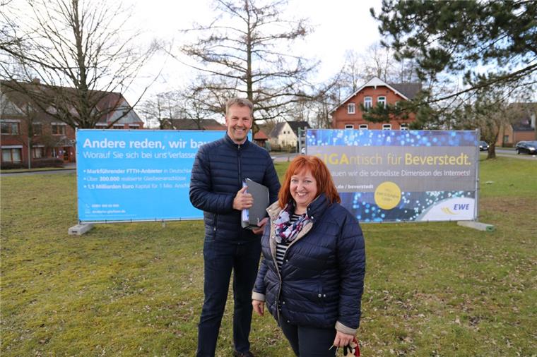 Zwei Anbieter bringen Glasfaser bis an die Haustür. Guido Dieckmann und Claudia Butzkies von der Verwaltung sehen Beverstedt daher auf dem Weg Richtung Zukunftsgemeinde.