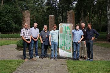 Zwei angehende Vermessungstechniker des Katasteramts Bremervörde, Leon Harms und Joshua Krusewitz, haben zum Abschluss des zweiten Ausbildungsjahres in einem fünfwöchigen Projekt den Lagerfriedhof in Sandbostel kartografiert. 