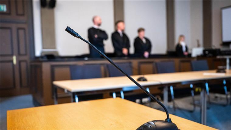 Zwei Angeklagte legten teilweise ein Geständnis ab.