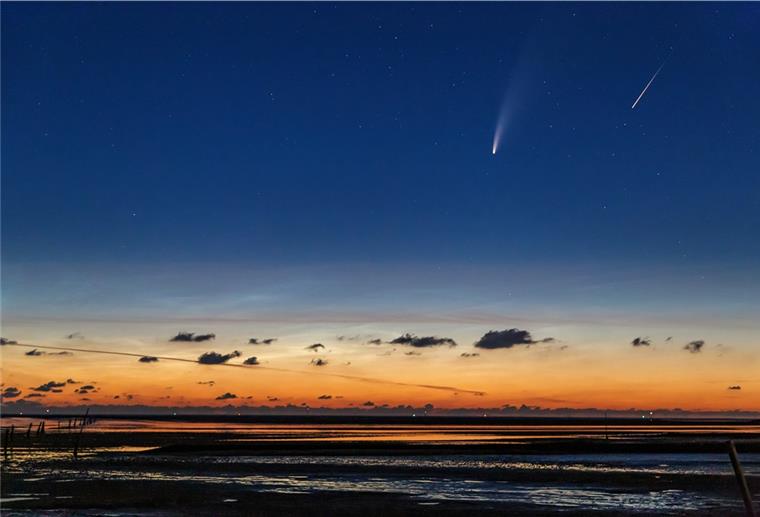 Jetzt mit Video: Spektakuläre Aufnahmen von „Neowise“ aus Bremerhaven Zwei auf einen Streich: Deutlich unterscheiden sich der Komet „Neowise“ vom Meteor, also der Sternschnuppe, die der Bremerhavener Maciej Libert gekonnt auf einer Aufnahme erwischt hat. Foto: Libert