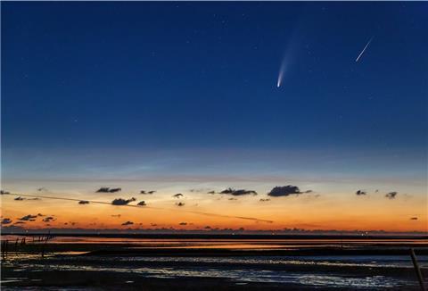 Zwei auf einen Streich: Deutlich unterscheiden sich der Komet „Neowise“ vom Meteor, also der Sternschnuppe, die der Bremerhavener Maciej Libert gekonnt auf einer Aufnahme erwischt hat. Foto: Libert