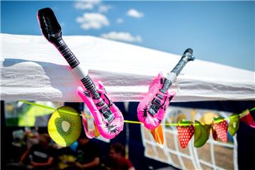Zwei aufblasbare, pinke Gitarren hängen auf dem Zeltplatz.  Foto: Hauke-Christia...
