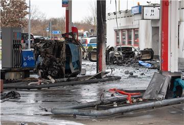 Zwei ausgebrannte Autos steht auf einer Raststätte an der A45 bei Langen-Bergheim. 