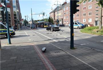 Zwei Autos kollidierten am Dienstagabend auf der Kreuzung Friedrich-Ebert-Straße/Grashoffstraße. Fünf Unfallbeteiligte wurden dabei verletzt.
