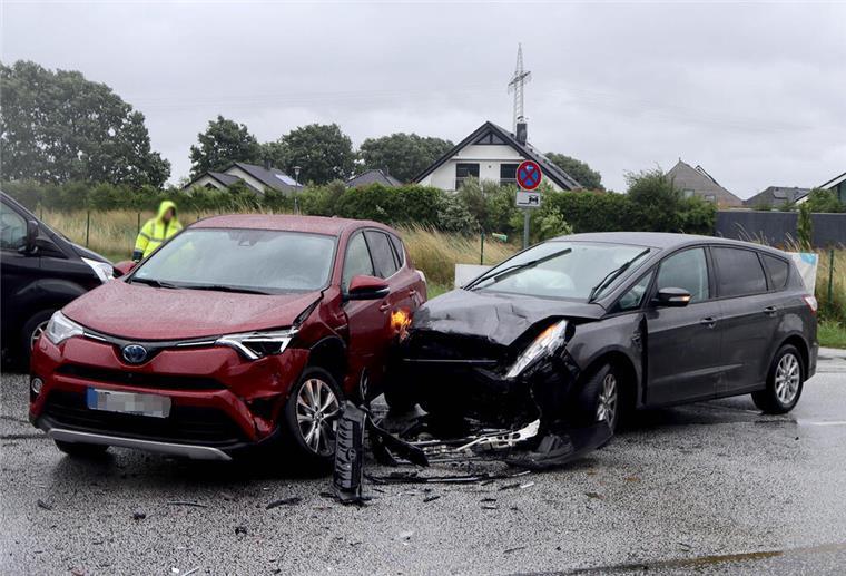 Bremerhaven: Autos stoßen zusammen - 30.000 Euro Schaden Zwei Autos sind bei einem Verkehrsunfall auf dem Vörtelweg in Bremerhaven zusammengestoßen.