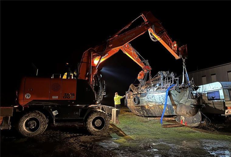 Auf Norderney gestrandetes Segelboot kommt nicht los Zwei Bagger heben das im Hafen der Insel Norderney abgestellte und Anfang November gestrandete Segelboot für einen geplanten Abtransport zum Festland an.