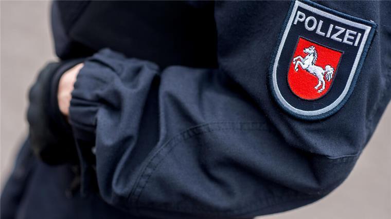 Nach Vorfall in Zeven: Polizisten bei Randale in Krankenhaus verletzt Eine Polizeibeamtin steht im Innenhof einer Polizeiinspektion