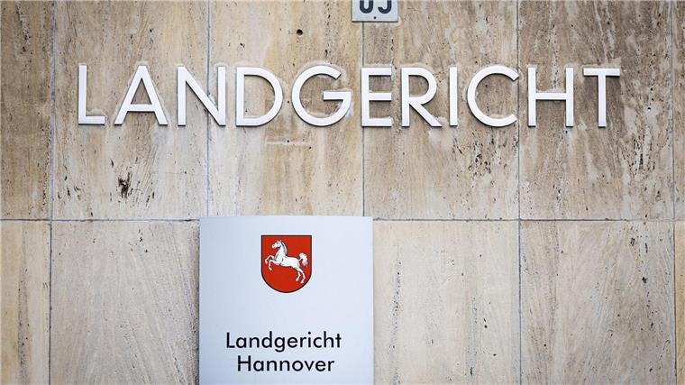 Zwei bewaffnete Polizisten sollen Drogenhändlern Geld abgenommen haben - dafür stehen die beiden Männer vor Gericht. Zu den Plädoyers kommt es wieder nicht. (Archivbild)
