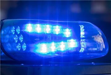 Das Blaulicht auf einem Fahrzeug der Polizei leuchtet in der Dunkelheit. Bereitstellung