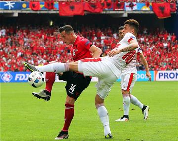 Zwei Brüder, doch auf dem Platz unerbittliche Gegner: Albaniens Taulant Xhaka (links) und Granit Xhaka, der für die Schweizer Nationalmannschaft spielt. 