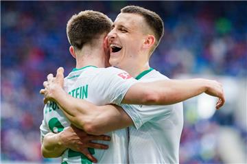 Zwei Brüder, ein Ziel: Der Sieg gegen Hoffenheim. Bremens Torschütze Johannes Eggestein (links) und Maximilian Eggestein, jubeln über das Tor zum 1:0.
