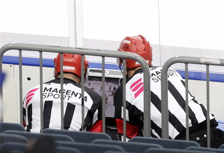 Pinguins: Keine technischen Probleme beim Videobeweis in Straubing Zwei DEL-Schiedsrichter beim Videobeweis.