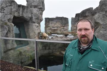 Zwei, die sich gut verstehen: Thomas Grunert im Vordergrund, Eisbärin Valeska im Hintergrund.