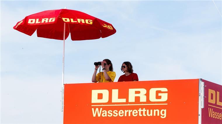 Rettungsschwimmer an den Küsten starten in die Wachsaison Zwei DLRG-Rettungsschwimmerinnen beobachten von ihrem Hochsitz aus das Treiben am Südstrand von Damp.