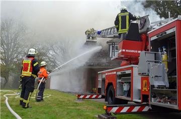 Zwei Drehleiterwagen wurden eingesetzt. 