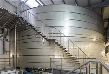 Zwei Edelstahlbehälter mit einem Nutzvolumen von jeweils 2000 Kubikmetern Trinkwasser stehen im Wasserwerk Bexhövede. Sie werden nie leer.