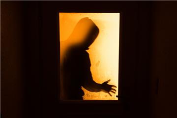 Zwei Einbrecher haben am späten Samstagabend versucht, in ein Haus in Bremerhaven-Wulsdorf einzubrechen. 