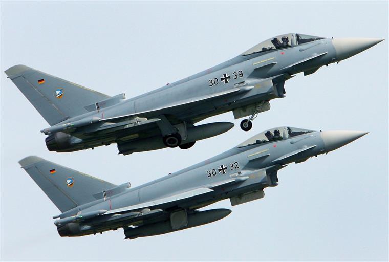 Zwei Eurofighter starten zu einer Übung.