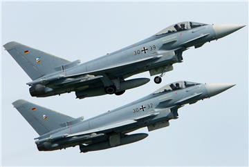 Zwei Eurofighter starten zu einer Übung.