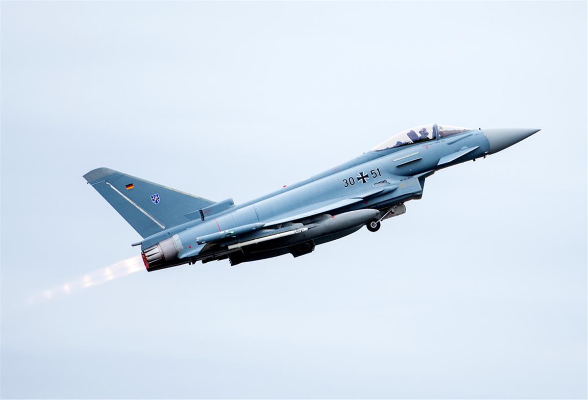 Luftwaffe alarmiert: Russisches Militärflugzeug vor Rügen gesichtet Ein Kampfflugzeug vom Typ "Eurofighter" vom Taktischen Luftwaffengeschwader 73 "Steinhoff" startet