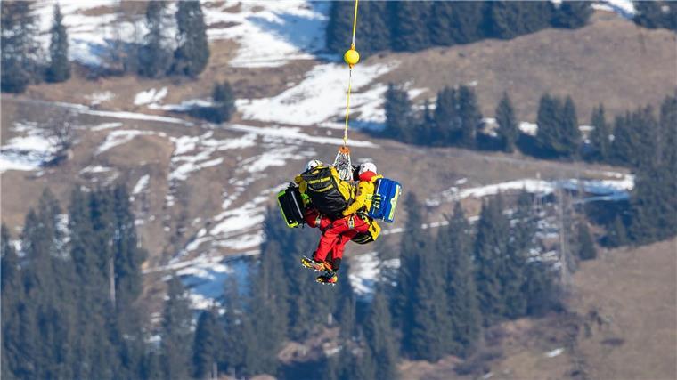 Stürze überschatten ersten Streif-Sieg von Ski-Star Odermatt Zwei Fahrer mussten nach Stürzen im Super-G von Kitzbühel per Hubschrauber geborgen werden.