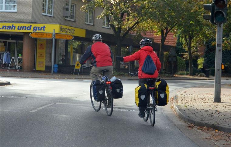 Wilstedt: Radler in Angst hoffen auf strengeres Tempolimit Zwei Fahrradfahrer sind in Wilstedt auif der Hauptstraße unterwegs. Glaubt man Leuten, die regelmäßig im Ort mit dem Rad fahren, dann riskiert das Duo sein Leben.