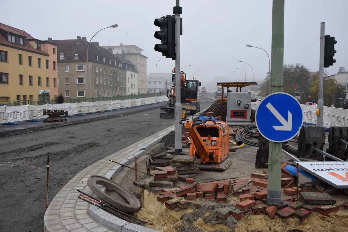 Zwei Fahrspuren auf der Rampenzufahrt zur Kennedybrücke in Bremerhaven sind auf der Westseite bereits fertig. Ab Donnerstag sollen die nächsten beiden Spuren asphaltiert werden.