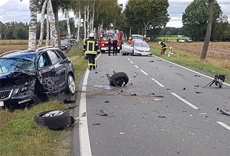 Bei Sittensen: Schwerer Unfall mit vier Verletzten Zwei Fahrzeuge, ein Skoda-Kombi sowie ein VW- Kombi, waren aus ungeklärter Ursache seitlich frontal miteinander kollidiert.