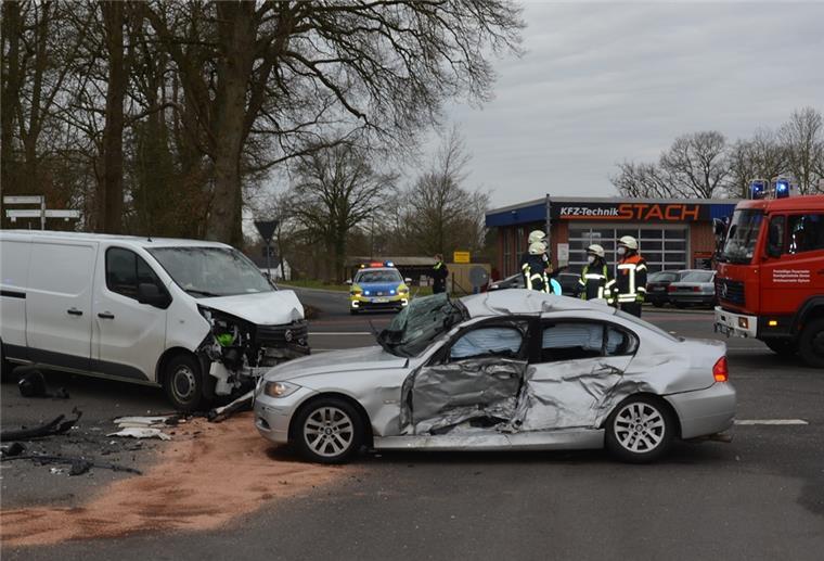 Mulmshorn: Drei Verletzte bei Unfall auf der B 71 Zwei Fahrzeuge stießen auf der B 71 in Mulmshorn zusammen.