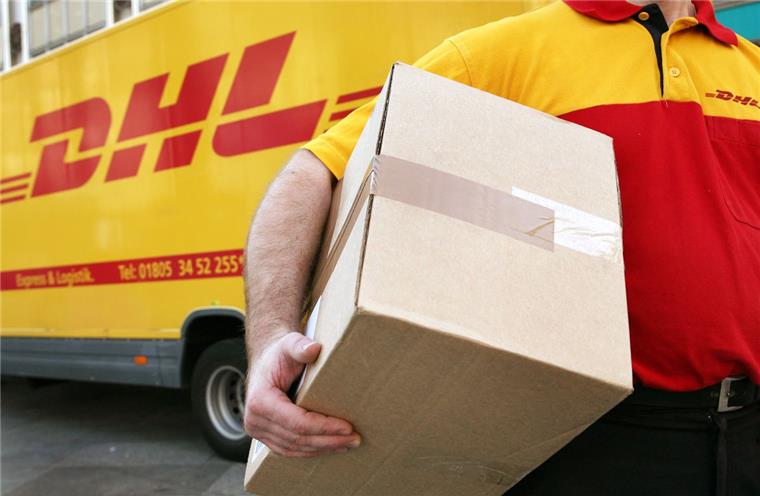 Bremen: Falsche DHL-Mitarbeiter überfallen Familie - Kleinkinder bedroht Zwei falsche DHL-Mitarbeiter haben in Bremen eine Familie überfallen.