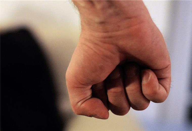 Bremerhaven: Zwei Frauen verpassen sich Faustschläge Faust