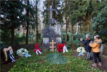 Zwei Frauen stehen am Grab von Jan Fedder auf dem Ohlsdorfer Friedhof in Hamburg.
