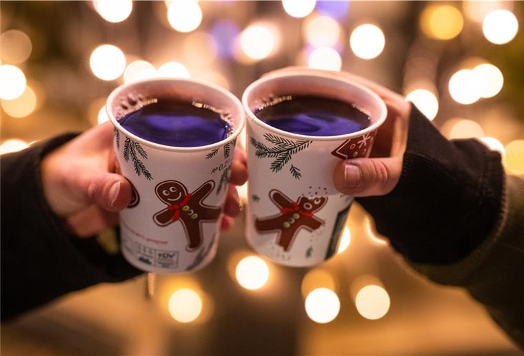Niedersachsen: Ab Samstag kein Glühwein mehr Zwei Frauen stoßen mit Glühwein an. Solche Bilder werden ab morgen in der Öffentlichkeit nicht mehr zu sehen sein.