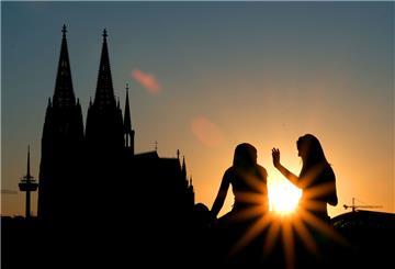 Zwei Frauen vor dem Kölner Dom: Beim ersten Date verzichten junge Leute nach Tinder-Angaben heutzutage lieber auf Alkohol und treffen sich zu kulturellen Aktivitäten oder draußen statt im Restaurant.