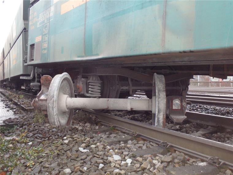 Unfall auf der Bahnstrecke: Zwei Güterwaggons in Bremen entgleist Zwei Güterwaggons sind in der Nacht zu Donnerstag in Bremen entgleist.