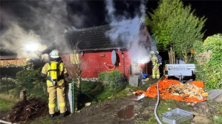Zwei Hunde verenden bei einem Gebäudebrand - Haus brennt komplett aus Brand