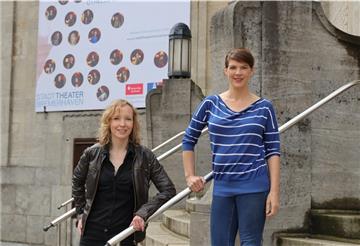 Zwei Jahre haben die Theaterpädagoginnen Insa Griesing und Ludmila Euler Schüler zum Theaterspielen animiert. Foto Stadttheater