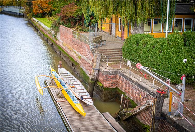 Bremerhaven: Kanuverein bekommt neue Räume Zwei Jahre wird sie wohl halten, sagen die Fachleute: Die geflickte Kaje am Vereinshaus des Bremerhavener Kanuvereins an der Geeste. Foto: Hartmann