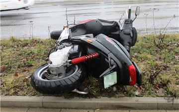 Zwei Jugendliche sind mit einem Motorroller in Bremerhaven-Geestemünde verunglückt.