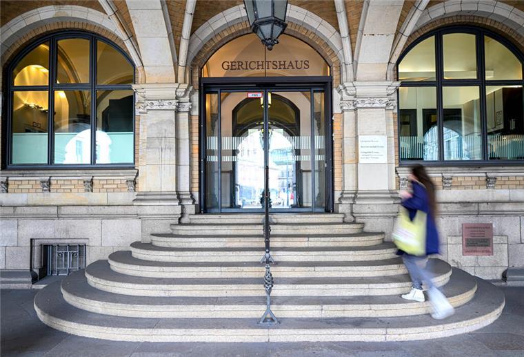 Bremerhavener Kellner zu Tode geprügelt: Zwei Jugendliche wegen Mordes vor Gericht Eine Frau läuft die Stufen des Bremer Landgerichts hoch.