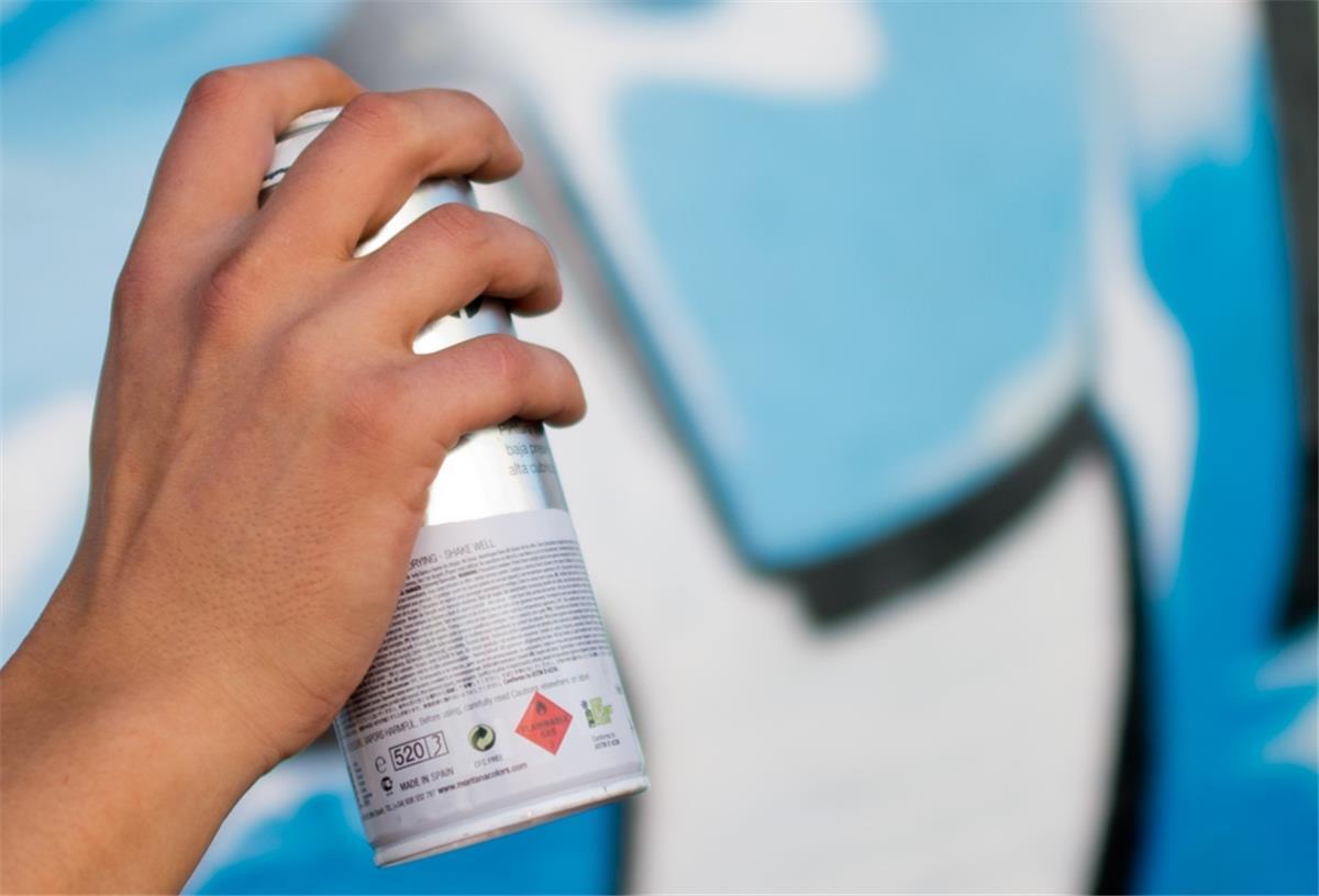 Polizei schnappt Graffiti-Sprayer Zwei Jugendliche wurden am Donnerstag erwischt, nachdem sie eine Hauswand in der Kanalstraße beschmiert hatten.