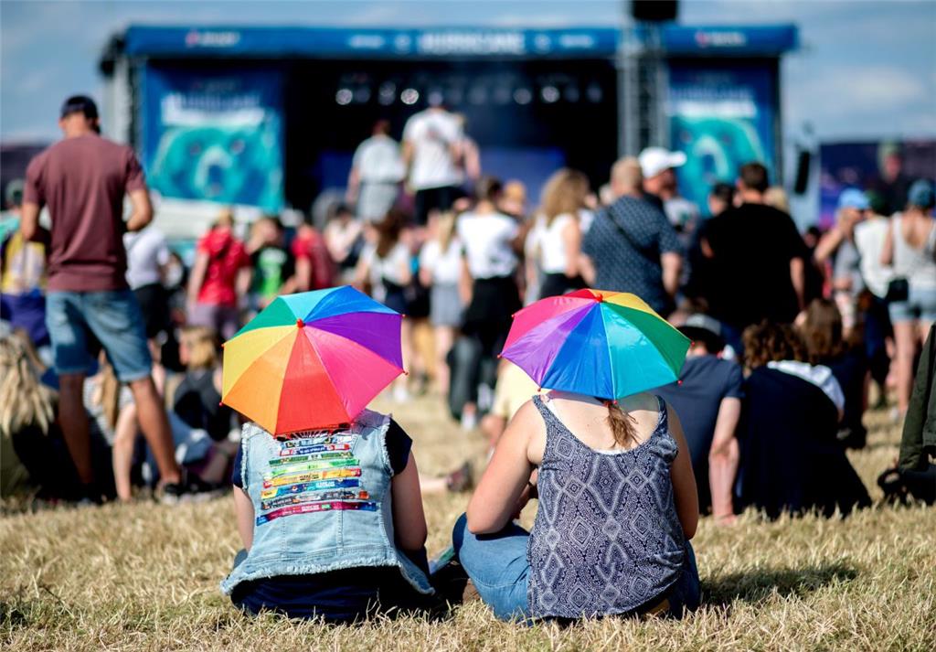 Zwei junge Frauen mit bunten Schirmmützen auf dem Hurricane Festival. Foto: Hauk...