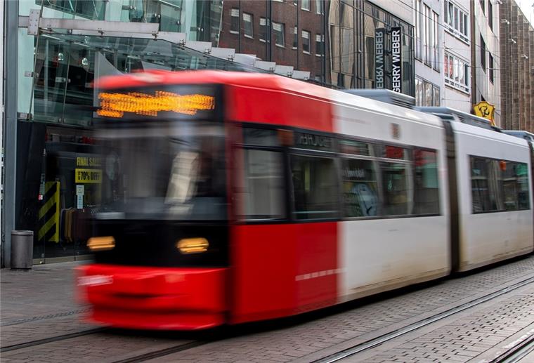 Zwei Jungs klauen in Bremen eine Straßenbahn Zwei junge Männe haben in Bremen eine Straßenbahn entführt.
