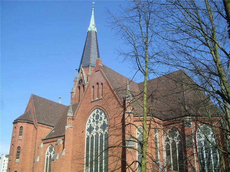 Festnahme in Geestemünde: Junge Männer klettern auf Gerüst Zwei junge Männer sind in der Nacht zu Dienstag auf ein Gerüst an der Herz-Jesu-Kirche in Geestemünde geklettert.