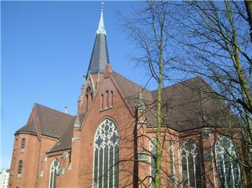 Zwei junge Männer sind in der Nacht zu Dienstag auf ein Gerüst an der Herz-Jesu-Kirche in Geestemünde geklettert.