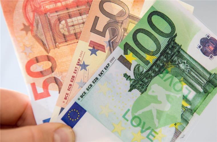 Vorbildlicher Einsatz im Cuxland: Kinder finden 200 Euro und bringen sie zur Polizei Zwei Jungen aus der Gemeinde Loxstedt haben 200 Euro an einer Bahnstrecke gefunden und bei der Polizei abgegeben. Anders als auf unserem Symbolbild handelte es sich bei den gefundenen Scheinen um echtes Geld.