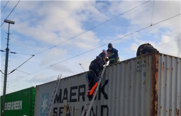 Zwei Jungen sind am Sonntag auf einen Containerzug am Bahnabstellgleis in Bremerhaven geklettert. Ein Junge wurde dabei schwer verletzt. 