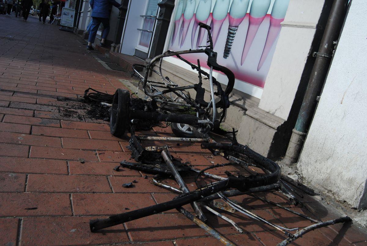 Zwei Kinderwagen haben in einem Hausflur in Bremerhaven-Lehe gebrannt.