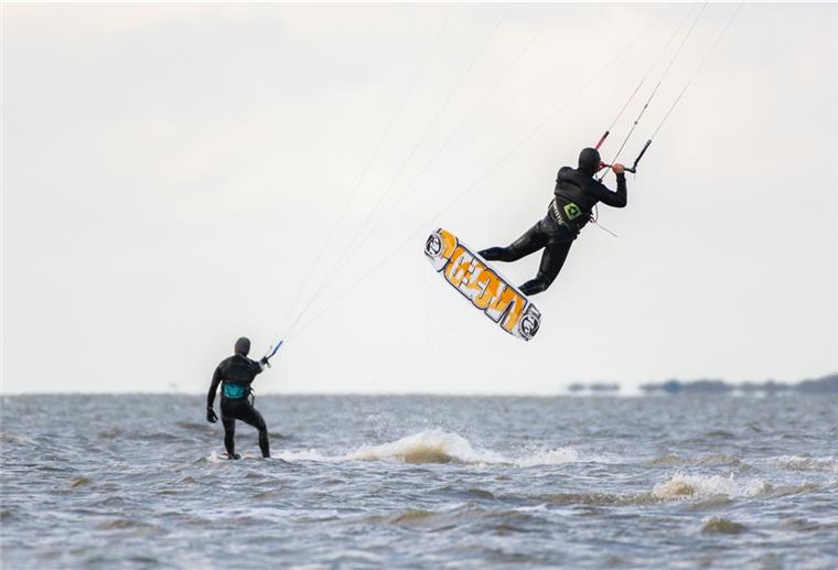 Wattenmeer: Kitesurfer und Naturschützer im Gespräch Zwei Kitesurfer in der Nordsee.Im Wattenmeer ist dieses Hobby umstritten.